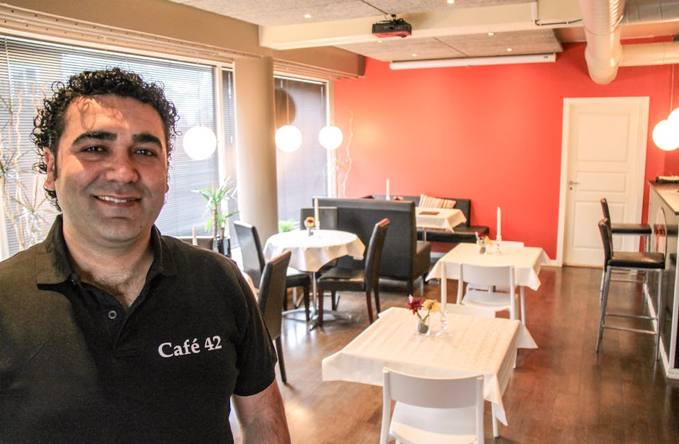 Innehavar Vahap Koyuncu opplyser at Café 42 vil bli stengt for godt, etter at oppsigelse av leigeavtalen