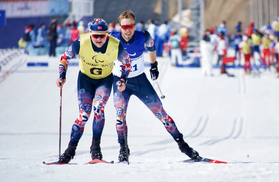 Thomas Karbøl Oxaal (i blått) og ledsagar Ole-Martin Lid under sprinten i para-OL. 