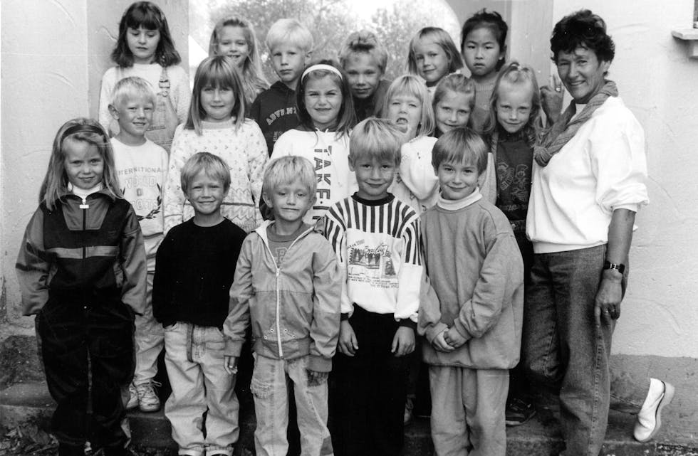 klasse ved Fløgstad skule, hausten 1991. Framme frå venstre står Elin Dolmen, Mats Jonatan Shelcott, Martin Bratgjerd, Gaute Øvrebø Hansen og Ørjan Liland Kjellevold. Andre rekke frå venstre: Thomas Aksland, Marie Helene Sætherbø, Kine Sulen, Margrethe Austerheim, Therese Skeie og Irene Johnsen Weiseth. Bak frå venstre: Kirsti Anette Thomassen, Lene Christin Teig, Ivan Viland, Tor Rune Undheim, Susanne Amundsen og Stine Valskår. Læraren deira er Ragnhild Larsson.