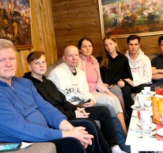 Dei første flyktningane kom til Sauda denne veka. Rundt bordet heime hos Heidi og Svein Olav Aabø sit Vitaliy (frå venstre), Ivan (13), Volodymyr (54), Olene (43), Liza (19), Tymotiy (26) og Bogdan (24). Utanfor bildet er Iryna (22), Kateryna (68) og Vitaliys dotter Alisa (34) med sine to sonar Danyie (9) og Maksym (11). 