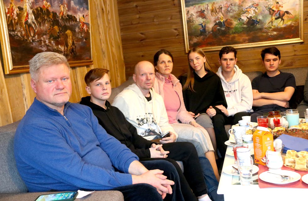 Dei første flyktningane kom til Sauda denne veka. Rundt bordet heime hos Heidi og Svein Olav Aabø sit Vitaliy (frå venstre), Ivan (13), Volodymyr (54), Olene (43), Liza (19), Tymotiy (26) og Bogdan (24). Utanfor bildet er Iryna (22), Kateryna (68) og Vitaliys dotter Alisa (34) med sine to sonar Danyie (9) og Maksym (11). 