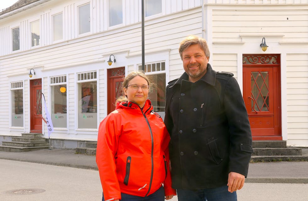 Anita Jensen Fjetland og Inge Løyning er storfornøgde med å vere på plass i nye lokalar rett ved Rådhusplassen.