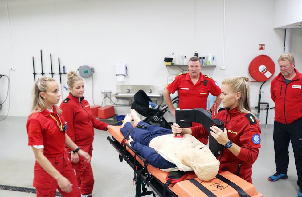Hjartekompresjonsmaskinen er spesielt viktig i bruk når ambulansen må frakta ein hjartepasient til sjukehus. Dette bildet er tatt i september i fjor, då den første maskinen blei levert. Frå venstre: Maiken Frette Birkeland, Hege Hølland, Knut Morten Ask, Elise Erfjord og Ola Breivik.