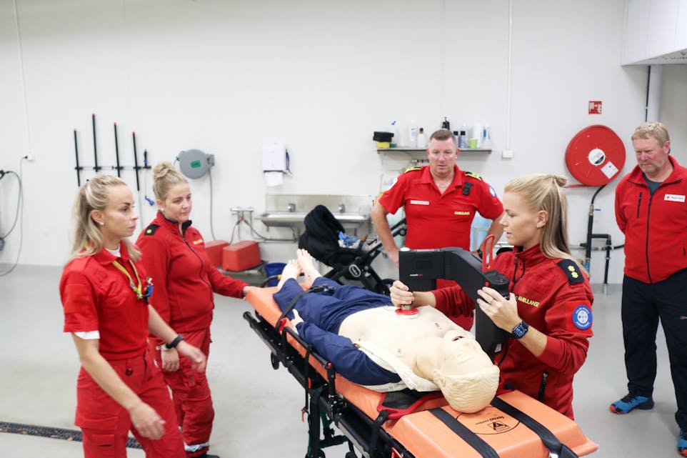 Hjartekompresjonsmaskinen er spesielt viktig i bruk når ambulansen må frakta ein hjartepasient til sjukehus. Dette bildet er tatt i september i fjor, då den første maskinen blei levert. Frå venstre: Maiken Frette Birkeland, Hege Hølland, Knut Morten Ask, Elise Erfjord og Ola Breivik. 
