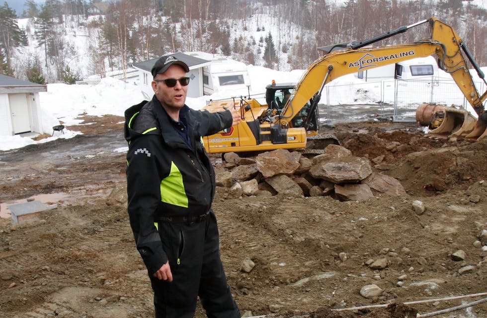 Lars Reidar Fosstveit kan omside konstatere at det første av fleire leilegheitsbygg nær skibakken har fått byggestart. 