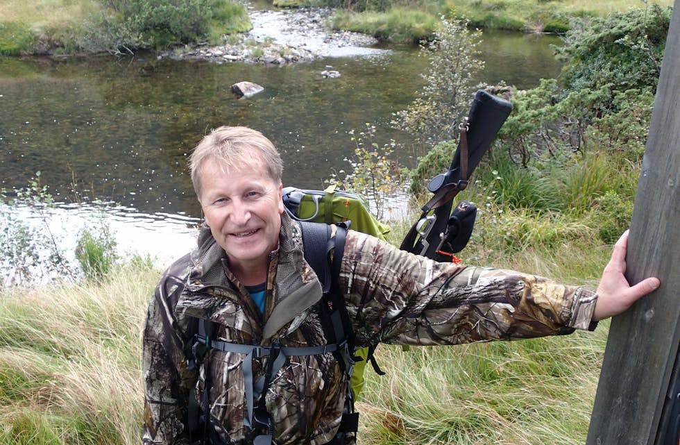 Å bidra til å gi nye jegerar viktig kompetanse i møte med sin nye hobby, er ein viktig jobb, meiner Olafr Jakobsson. Denne veka blei han heidra av Norges Jeger- og Fiskerforbund.