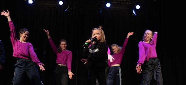 Pernille Lilleskog Olsen gjorde ein knalljobb som solist på nummeret «Smitte deg», her saman med dansarar frå ZingZang.