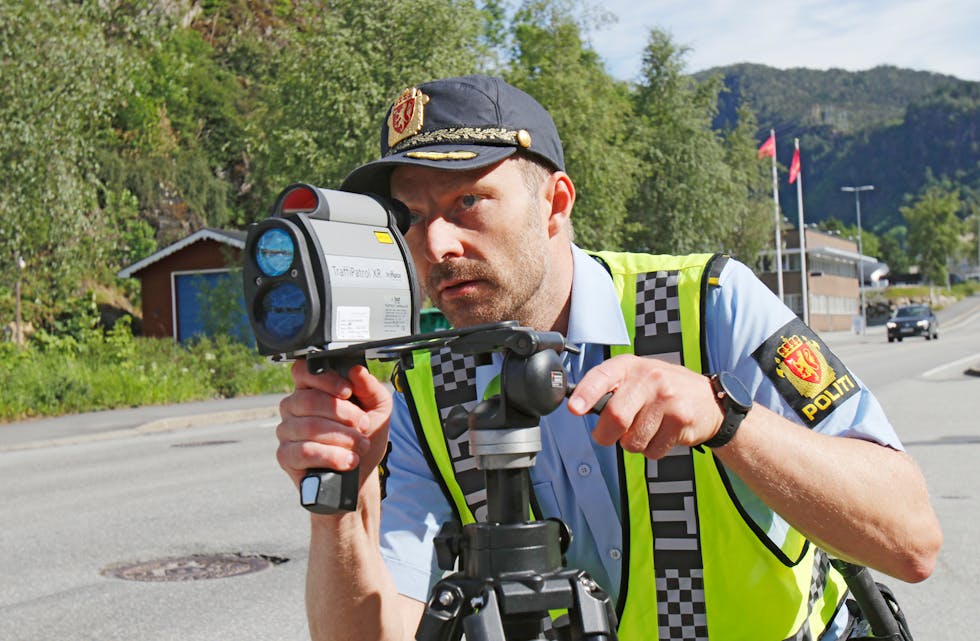 Svært mange blei tatt i laserkontroll ved Sandsfjord bru fredag. Bildet av politikontakt Øyvind Dybing er ikkje frå denne kontrollen. 