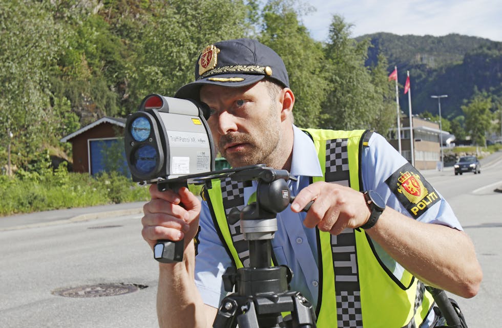 Svært mange blei tatt i laserkontroll ved Sandsfjord bru fredag. Bildet av politikontakt Øyvind Dybing er ikkje frå denne kontrollen. 