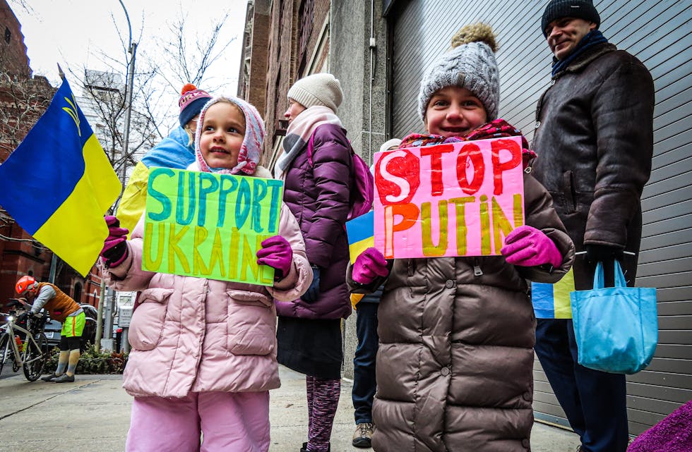 Eit samla verdssamfunn stiller seg bak Ukraina medan Russland held fram sin okkupasjonskrig. Markeringar og demonstrasjonar blir gjennomført på alle kontinent, som her i New York denne veka. 