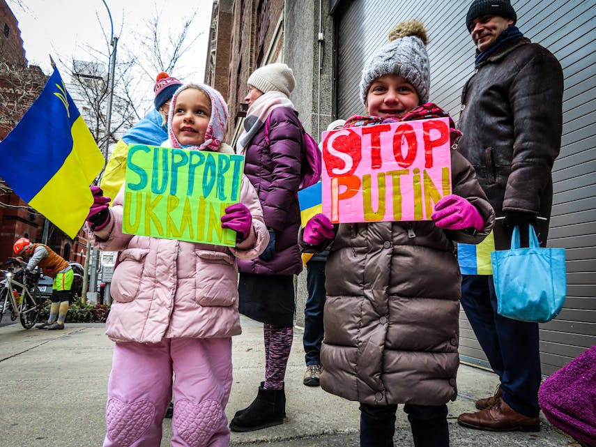 Eit samla verdssamfunn stiller seg bak Ukraina medan Russland held fram sin okkupasjonskrig. Markeringar og demonstrasjonar blir gjennomført på alle kontinent, som her i New York denne veka. 