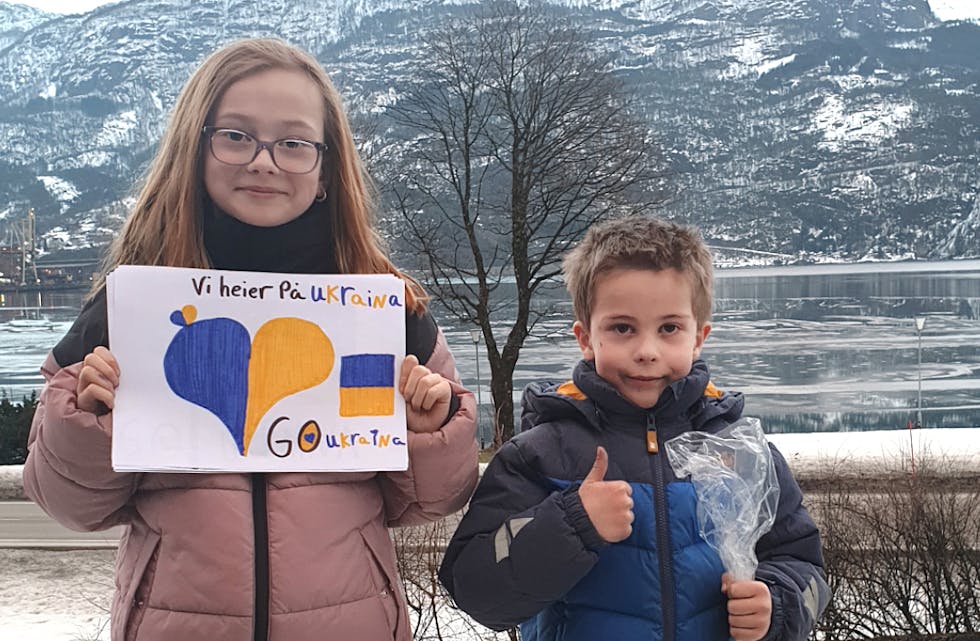 Elvira (9) og Helge (6) Tjordal valde å gjera det dei kan for å samla inn pengar til krigsramma ukrainarar. 