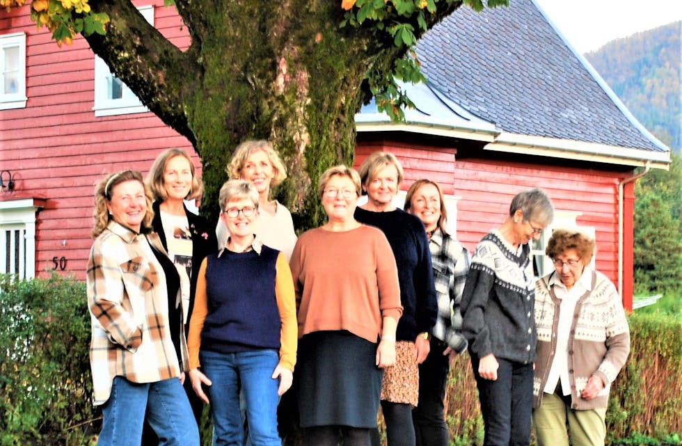 Styret i Sauda Sanitetsforening, frå venstre: Laila Iren Solland Hardeland, Aslaug Tangeraas, Gerd Berit Hårajuvet, Astrid Borlaug, Bjørg Emberland Lien, Guro Torgersen og Silje Kvamme Handeland. Til høgre Astrid Lise Solheim og Else Thomassen frå det gamle styret.