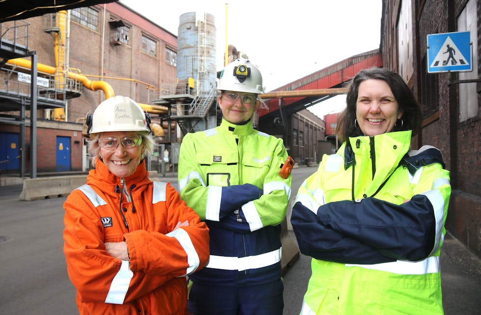 Prosess- og lab-team-leiar Anne Grethe Lindseth (frå venstre) og vedlikehaldssjef Kristina Letnes er to av dei 16 kvinnene som jobbar for Eramet Sauda. Kommunikasjonsrådgivar Carin Pettersson er tilsett i Eramet Norway, men er stasjonert fast i Sauda. 
