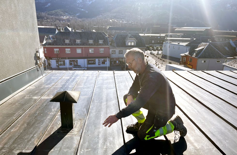 Fleire små og store uføresette byggtekniske utfordringar har dukka opp under renoveringa av rådhuset, blant anna taklekkasjar. På bildet ser me tømrer Einar Tveit ved Ryfylke Bygg.