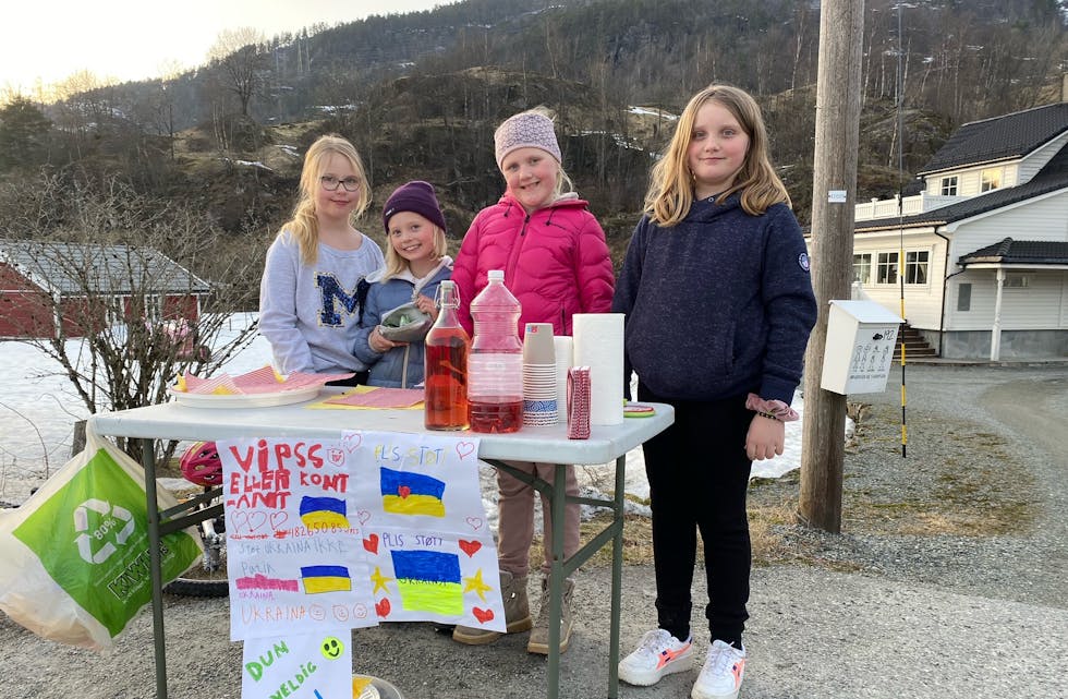 Maja Solbrekk Olsen (9 år), Lilja Weiseth Ljung (9 år), Aurora Jørgensen (8 år) og Leonor Kalvik Tollefsen (10 år) lagde sin eigen innsamlingsaksjon for krigsofra i Ukraina.