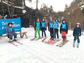 På toppen av K5. Fra venstre står Kamille Birkeland Knutsen, Leander Knutsen Fristad, Levi Olsen Seltveit, Sigurd Røssland Garstad, Jonas Birkeland, Runar Ness, og Ella Cordwell. 