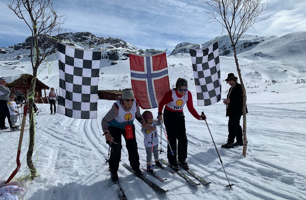 Tre generasjonar på startstreken. Torunn T. Birkeland, Elida Vestersjø og Tine Birkeland. Sekretær Kai Ove Birkeland følgjer nøye med på sidelinja.