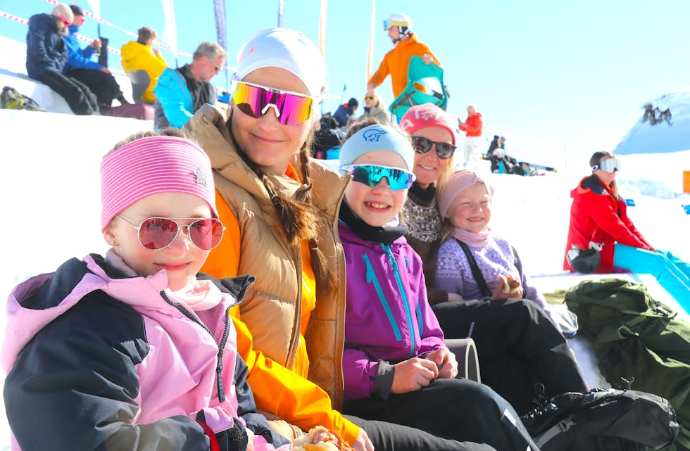I strålande solskin nyter dei årets Sauda BCC frå tribunen. På bildet: Terle Basfjord Ringstrand (6) (frå venstre), Marita Basgård, Thale Basgård Ringstrand (10), Lena Bruknapp og Maria Bruknapp Løland (6). 
