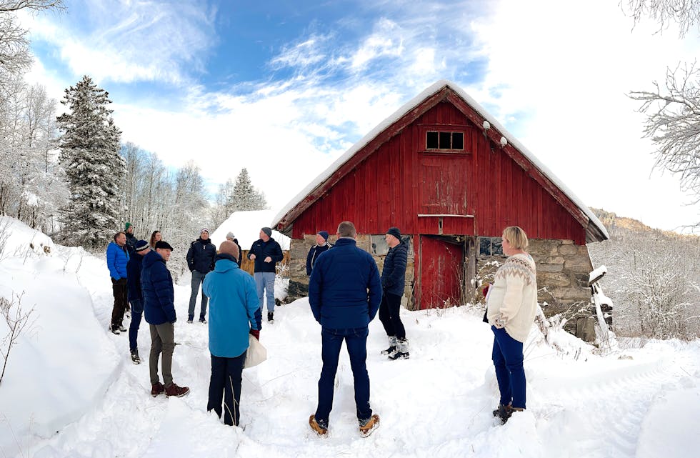 Sal og eventuelt frådeling av gardstuna på to landbrukseigedomar i Svandal skaper hovudbry for kommunen. Her frå formannskapet si synfaring i november 2021.