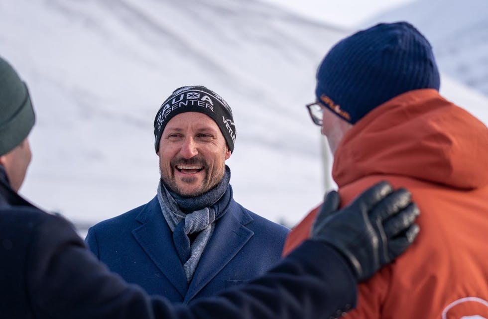 Det er ingenting å utsette på antrekket og humøret til kronprins Haakon under sitt Svalbard-besøk.
