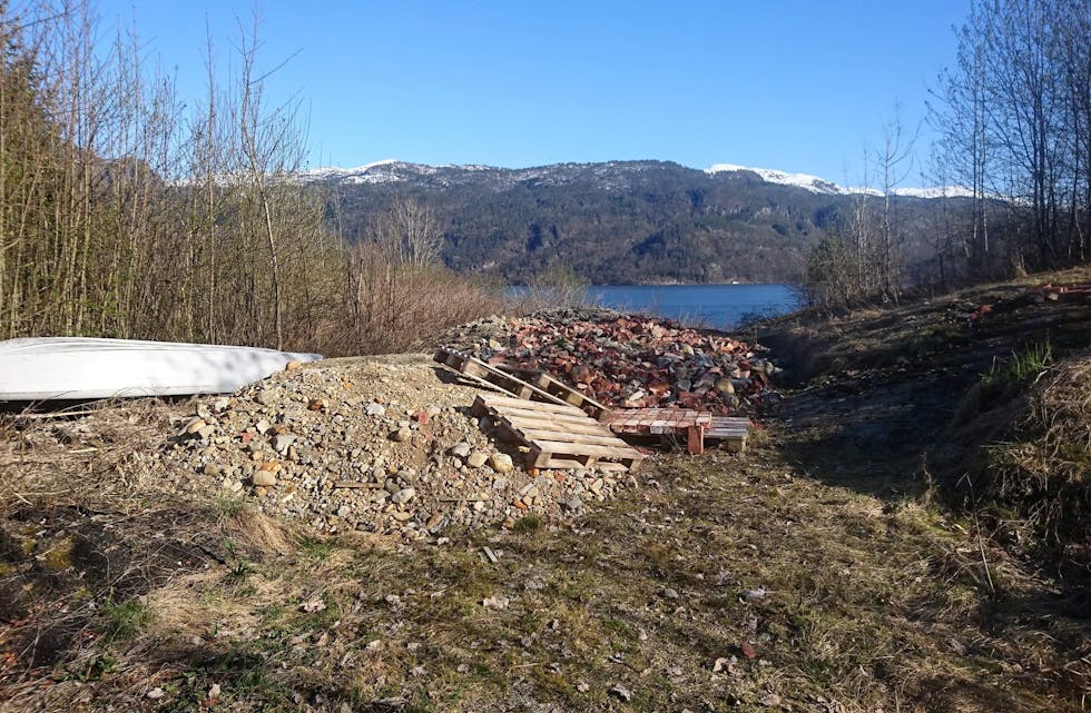 Ein stor haug med brukt murstein ligg dumpa i terrenget nær fleire krigsminne i Saudasjøen. 