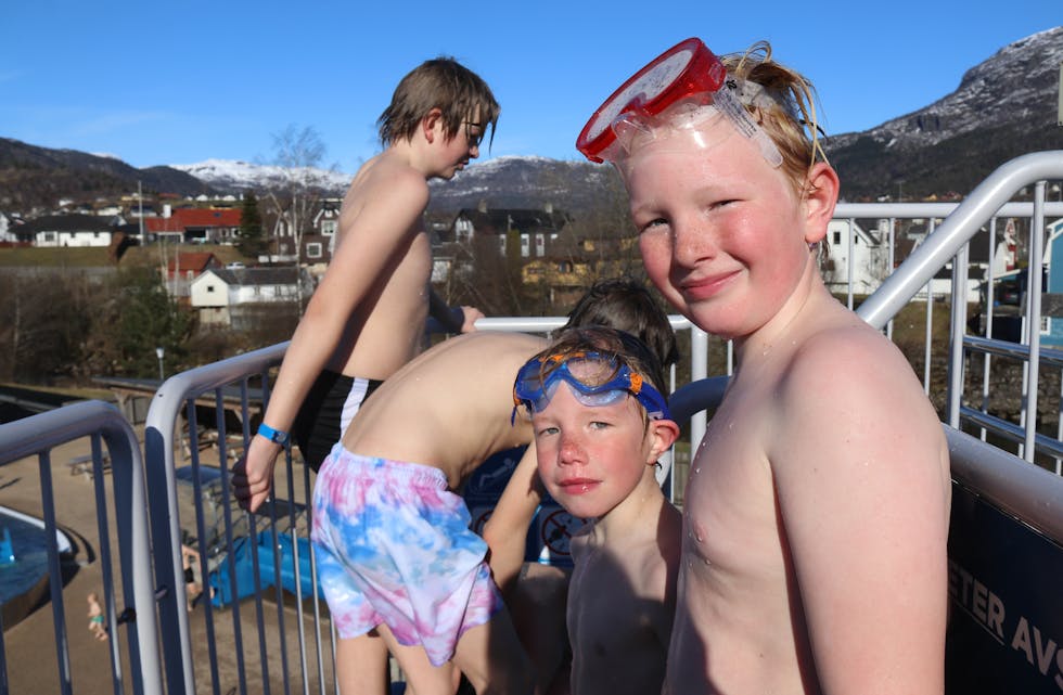 Brørne Axel (5) og Leon Bråtveit Økland (9) er blant påsketuristane som har kost seg i badeanlegget i påsken.