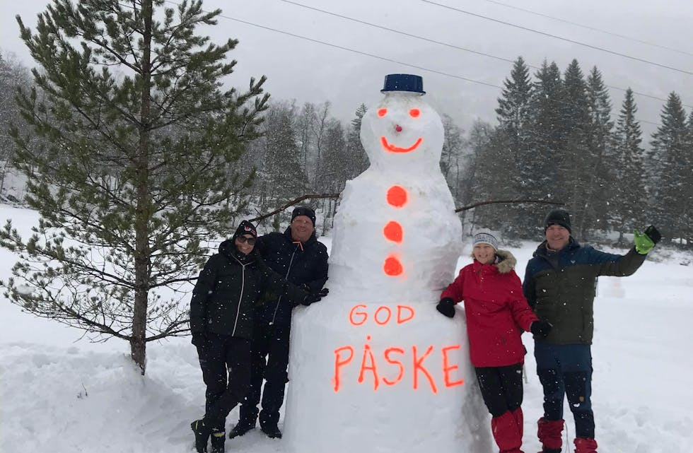 Denne gjengen ønsker god påske frå Nordstøldalen. Frå venstre: Monika og Kjetil Hausken, Solveig Hausken, og Alf Arne Bjordal.