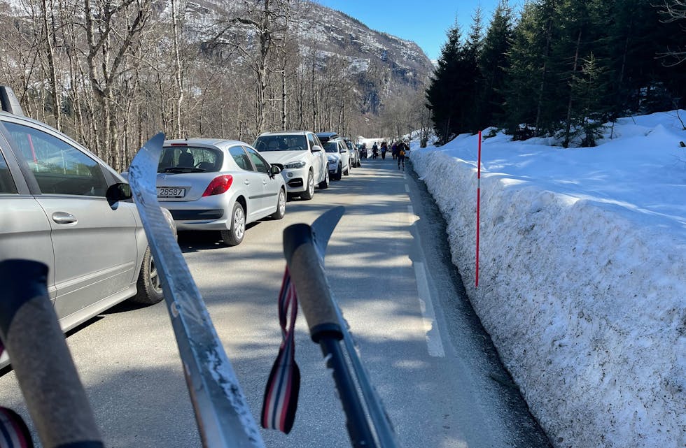 Det var stappa full parkeringsplass i Jeskedalen, og fleire måtte parkera bilane sine nedover langs vegen.