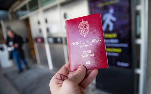 Mange skal skaffe seg nytt pass før sommaren, og politiet oppfordrar dei som ikkje treng pass, til å vente med å få seg nytt.
