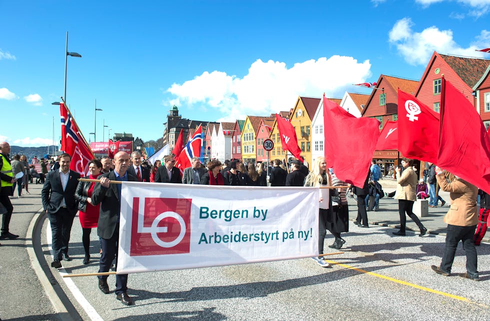 1. mai-toget på Bryggen i Bergen i 2015. På parolen står det «Bergen by – Arbeidarstyrt på ny!»