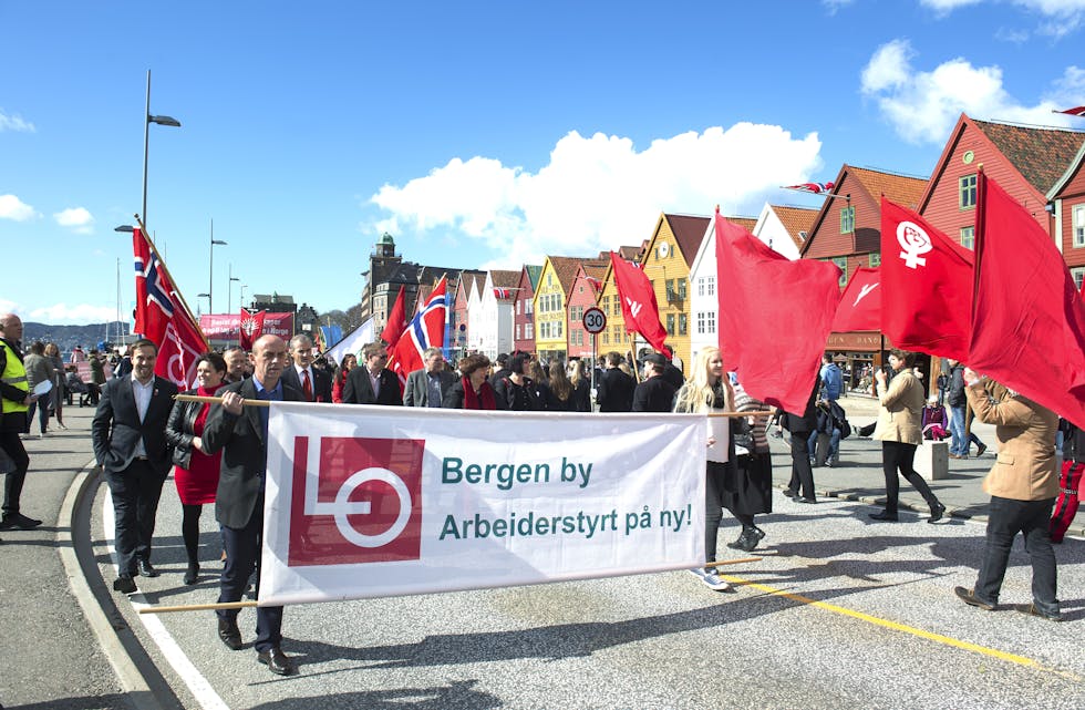 1. mai-toget på Bryggen i Bergen i 2015. På parolen står det «Bergen by – Arbeidarstyrt på ny!» 