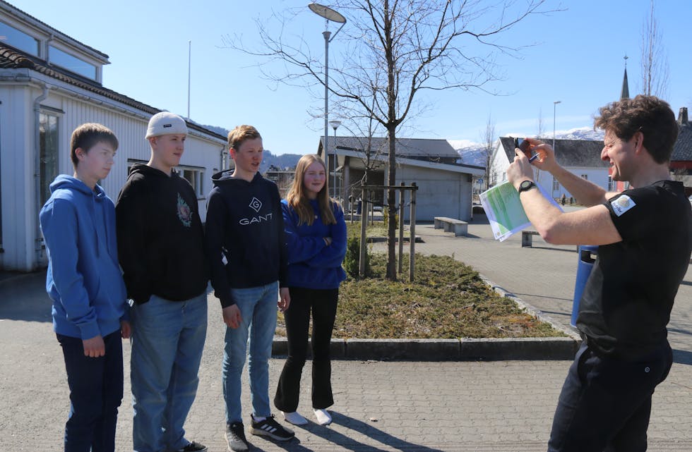 Arrangør av Ryfylkequizen, Tor Øyvind Skeiseid, fotograferte vinnarlaget i Sauda. Frå venstre: Jonas Løland, Brage Viland Rafdal, Olav Vikeså og Silja Bruknapp Gjuvsland.