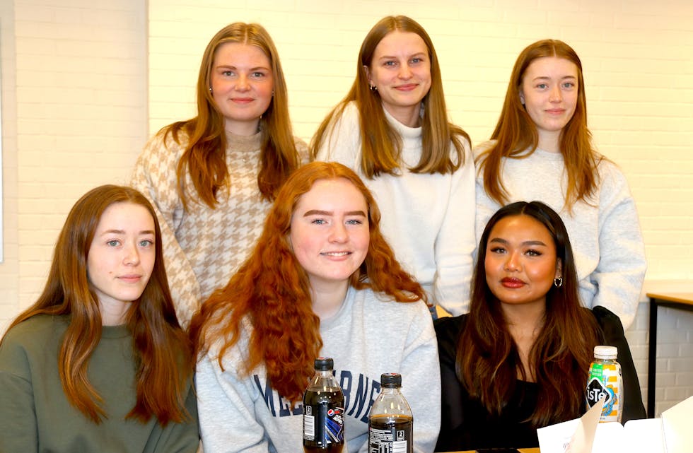 Aksjonskomitéen organiserte i mars russens innsamling til Kreftforeningen, og fekk ei spesiell takk for hjelpa denne veka. Bak frå venstre: Emma Hallen, Birthe Hølland og Kristine Ljung. Fremme frå venstre: Marte Ljung, Tora Kristine Sand og Titinan Løvik. Også Andrine Iversen har jobba i komitéen, men var ikkje til stade då Ryfylke var på besøk.