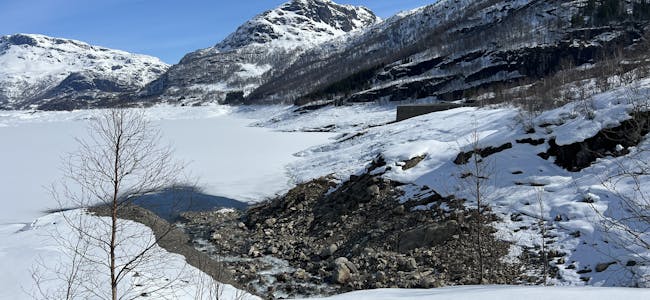 Det blir stadig mindre vatn i magasina. På Vestlandet er fyllingsgrada no nede i 11,2 prosent. På bildet: Slettedalsvatnet, april 2022.