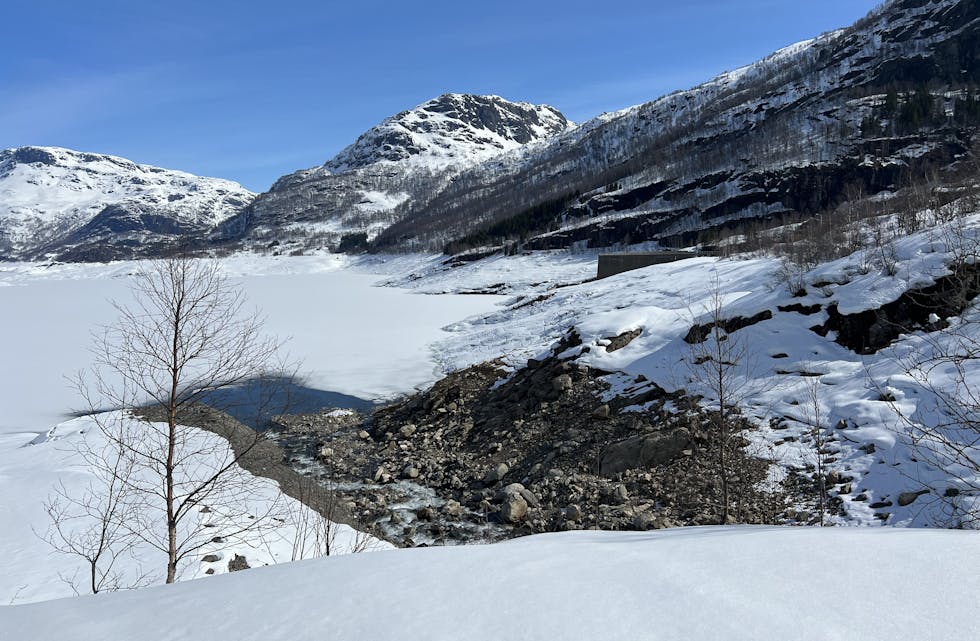 Det blir stadig mindre vatn i magasina. På Vestlandet er fyllingsgrada no nede i 11,2 prosent. På bildet: Slettedalsvatnet, april 2022.