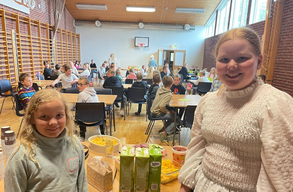Tinna Tytlandsvik (til venstre), Anniken Vikeså Solheim og resten av elevrådet hadde dekka til 15 bord og to store matbord i gymsalen. 