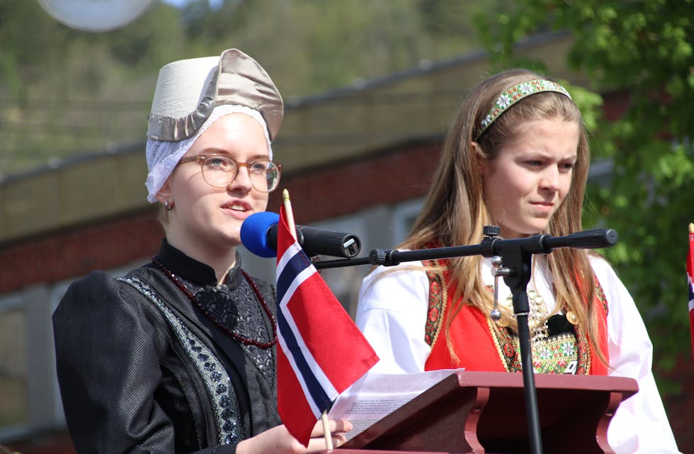 Tamar De Heer (til venstre) og Ingrid Fatnes, nytta sjansen som 17. mai-talarar, og sette feiringa inn i eit alvorleg perspektiv som blei godt motteke av saudabuen.