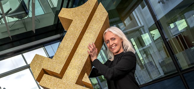 Lotteri- og trekningsansvarlig hos Norsk Tipping Ingrid Roterud Mathisen lokkar med muleg milliardutbetaling i kveldens Eurojackpot. 