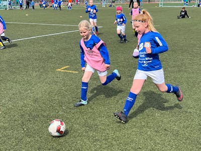 Saudas IL har eige jentelag med 7-8-åringar. Her er Helmine Seim (til venstre) og Sigrid Fløgstad i kamp om ballen.