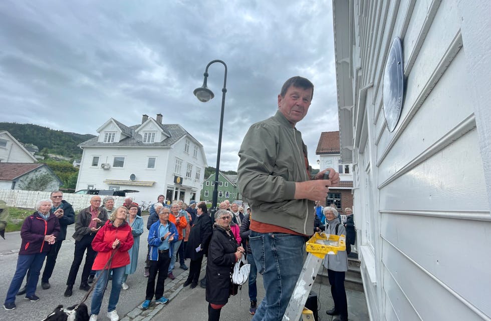 Sogelagets Kristoffer Nødland hadde æra av å avduka skilta som sogelaget hadde hengt opp kvelden i førevegen. Dei var fram til avdukinga skjult bak eit dekke. Her frå «Eik-Neshuset».