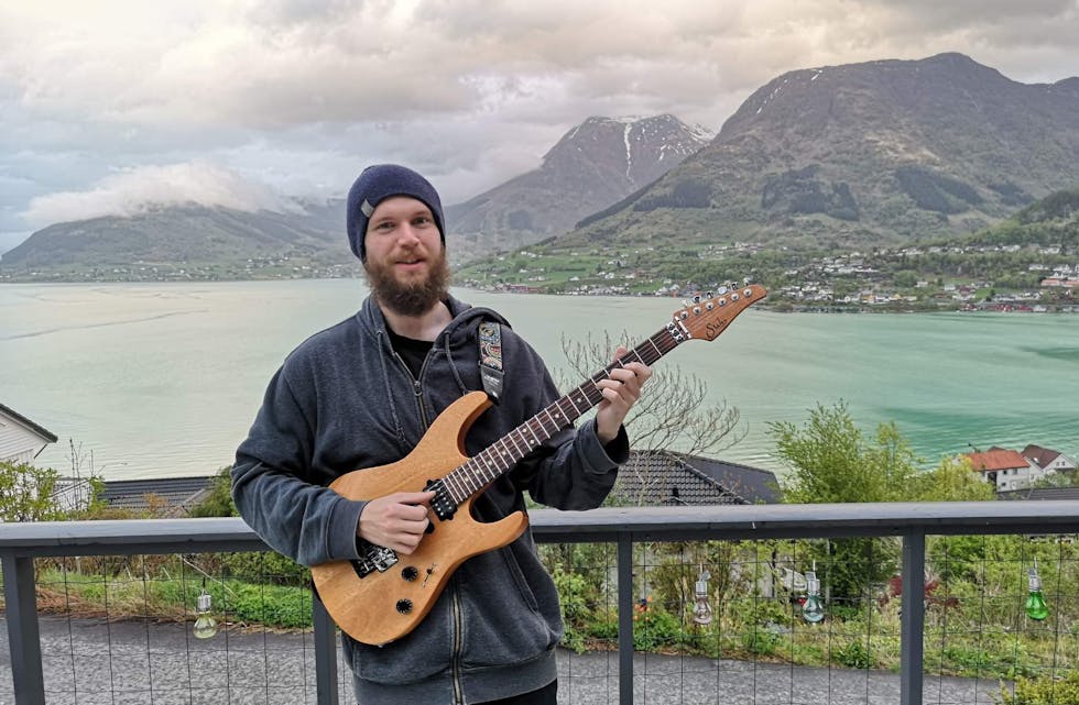 Mats Moland Træen (29) er klar for å undervisa unge og vaksne saudabuar i blant anna gitarspeling. 