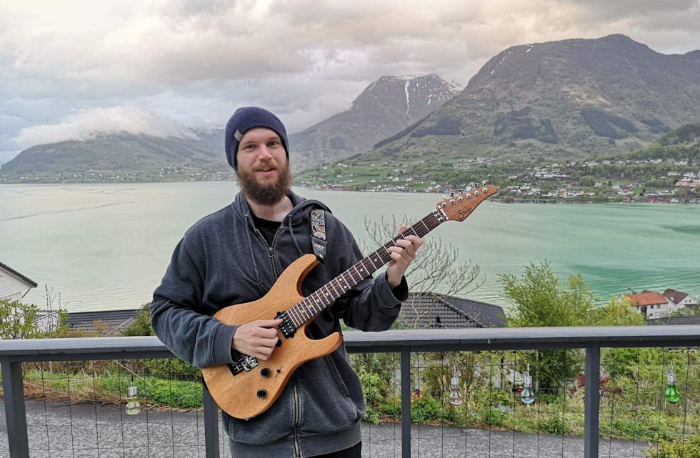 Mats Moland Træen (29) er klar for å undervisa unge og vaksne saudabuar i blant anna gitarspeling.