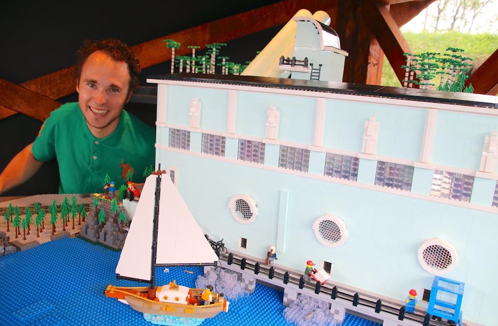 30 000 klossar og ein god porsjon tålemot må til for å skape ein slik modell av Lego. For Are Odland er sjølve bygginga det aller kjekkaste. 