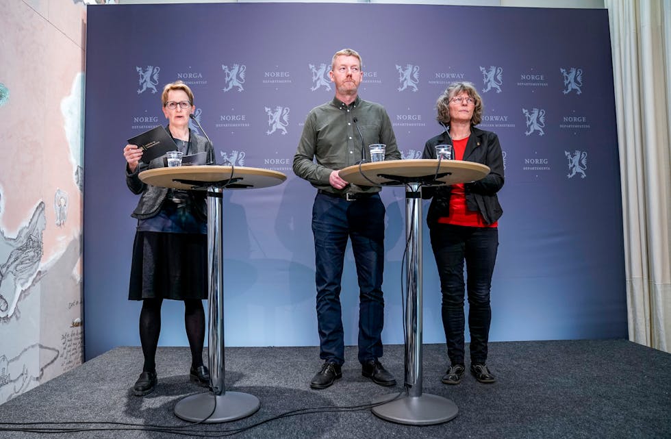Statens forhandlingsleiar Viil Søyland (t.v.) kjem med eit tilbod på 10,15 milliardar kroner til Norges Bondelag ved Bjørn Gimming og Norsk Bonde- og Småbrukarlag ved Kjersti Hoff.