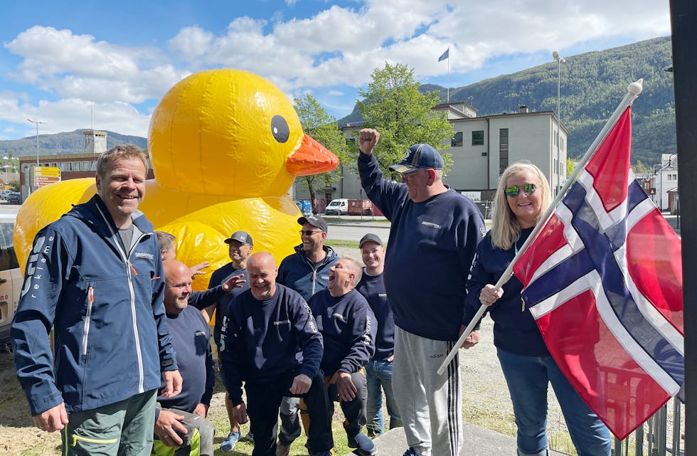 Ein munter gjeng er klare for Saudadagane. Bak: Arnt Øystein Amdal, Kjell Tore Hustveit, Jørn Nilsen, Roy Kirkevold, Lars Reidar Fosstveit, Arve Martin Sagen og Vegard Birkeland. Framme: Ragnar Fosstveit, Ole Orre og Gerd Olaug Garstad.