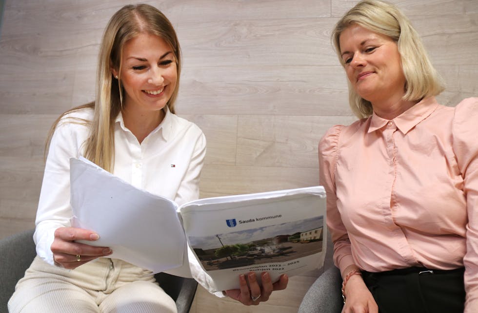 Ann Kristin N. Nordvik (til venstre) er superklar for å vri sparefokuset over på livsgledefokus, for både brukarar og tilsette i Sauda kommune. Dette er som musikk i øyrene for kommunalsjef Aina Olene Tveit.