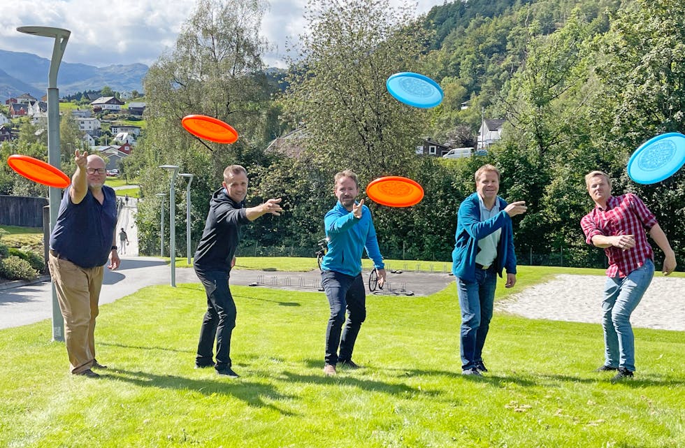 Mads Albertsen (frå venstre), Odd Erik Egge, Trond Carsten Øye, Ragnar Fosstveit og Kristian Landro ønsker å etablere ein frisbeegolf-bane før sommarferien. 
