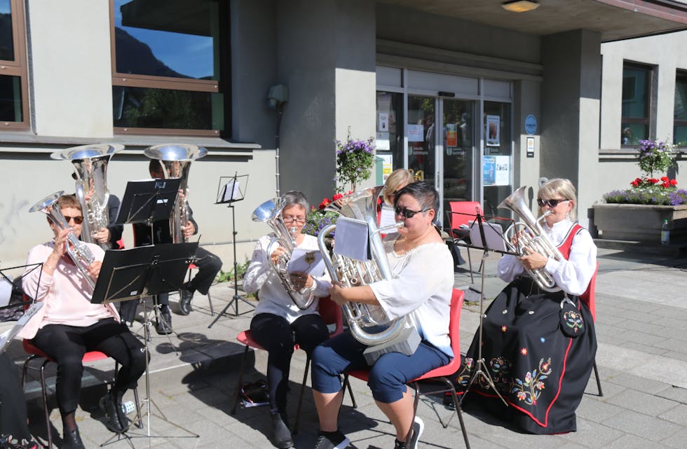 I 2019 var det ingenting som heitte koronapandemi og Sauda musikkorps spelte i nydeleg solskin på nasjonaldagen. Nå er korpset klare å skapa god og tradisjonell musikkorpsstemning på nasjonaldagen i morgon.