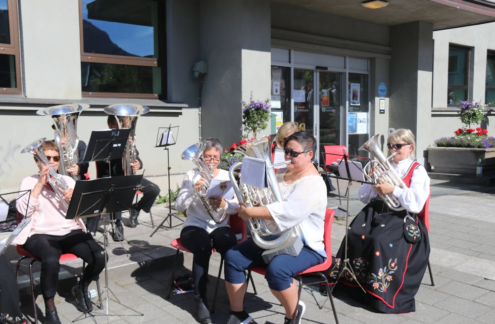 I 2019 var det ingenting som heitte koronapandemi og Sauda musikkorps spelte i nydeleg solskin på nasjonaldagen. Nå er korpset klare å skapa god og tradisjonell musikkorpsstemning på nasjonaldagen i morgon. 